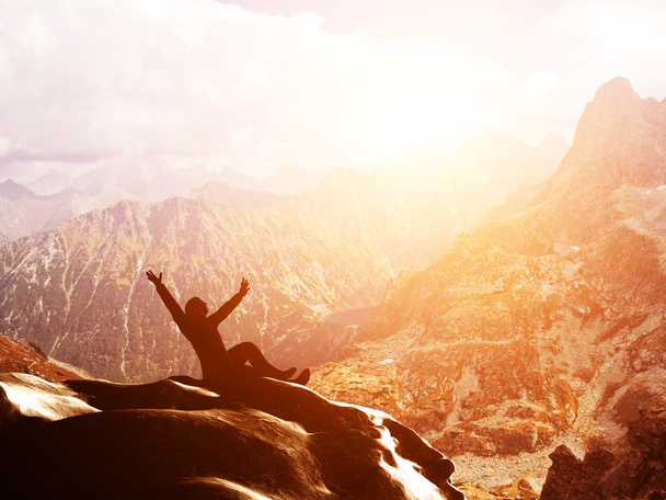 Счастливый человек, сидящий на вершине горы
 - Фото, изображение
