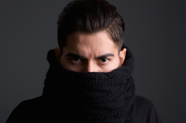 Jeune homme intimidant avec écharpe couvrant le visage
 - Photo, image
