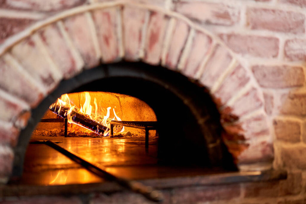 Traditional wood oven in Naples restaurant, Italy. Original neapolitan pizza. Red hot coal. Baked tasty pizza - Foto, Imagen