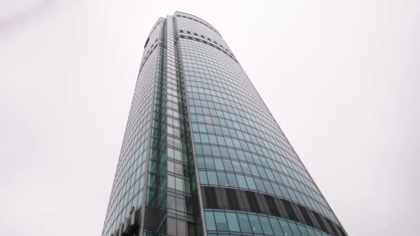 Sklo vysoké obchodní mrakodrap v oblačném počasí - Záběry, video