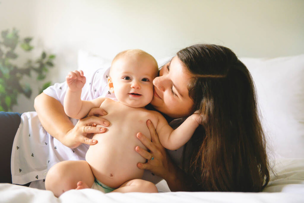 A Mother and baby on bed having fun - Foto, Bild