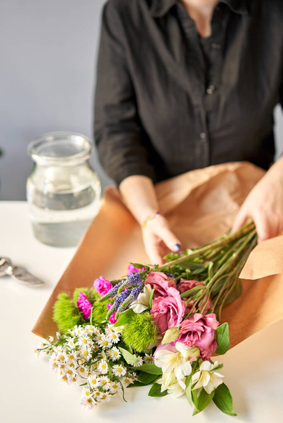 Bouquet 007, step by step installation of flowers in a vase. Flowers bunch, set for home. Fresh cut flowers for decoration home. European floral shop. Delivery fresh cut flower. - Foto, imagen