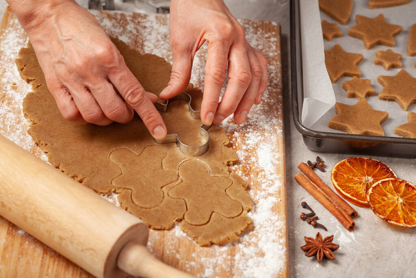 Navidad - preparar pan de jengibre casero para las fiestas - Foto, imagen