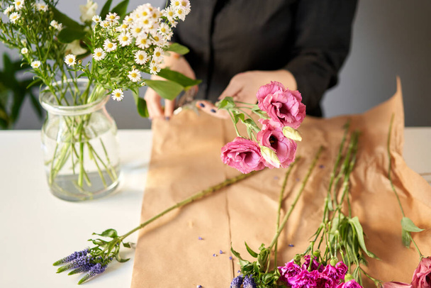 Μπουκέτο 007, βήμα-βήμα τοποθέτηση των λουλουδιών σε ένα βάζο. Λουλούδια, έτοιμα για το σπίτι. Φρέσκα κομμένα λουλούδια για διακόσμηση σπιτιού. Ευρωπαϊκό ανθοπωλείο. Παράδοση φρεσκοκομμένων λουλουδιών. - Φωτογραφία, εικόνα