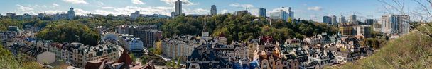 Kiova (Kiova), Ukraina - 8. lokakuuta 2020: Asuinrakennukset Kiovassa, muinainen ja matkailualue Podil (Podol) moderneja ja vanhoja edelläkävijärakennuksia ja eri atchitecture, Vozdvizhenka alue - Valokuva, kuva