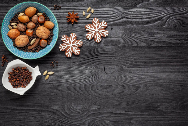 Joulu - Piparkakut, pähkinät ja piparkakut mausteina kulhoissa - paikka tekstille - Valokuva, kuva