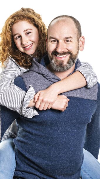 wesoły ruda ojciec i córka uśmiechający się do kamery odizolowany na biały - Zdjęcie, obraz