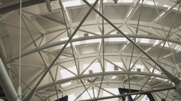 現代建築の詳細オフィスビル屋根会社の建物のガラス天井近代的な企業部門の建物のビジネスウィンドウの内部産業構造 - 映像、動画