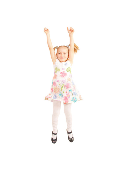 Счастливая маленькая девочка прыгает и показывает большие пальцы вверх
 - Фото, изображение