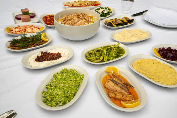 Турецькі закусочні, ізольовані на білому тлі, зверху. - Фото, зображення