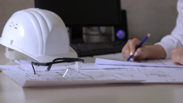 Ingeniero de construcción toma notas sobre los dibujos - Imágenes, Vídeo