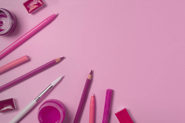 Розовый художник рабочее место с инструментами вид сверху - Фото, изображение