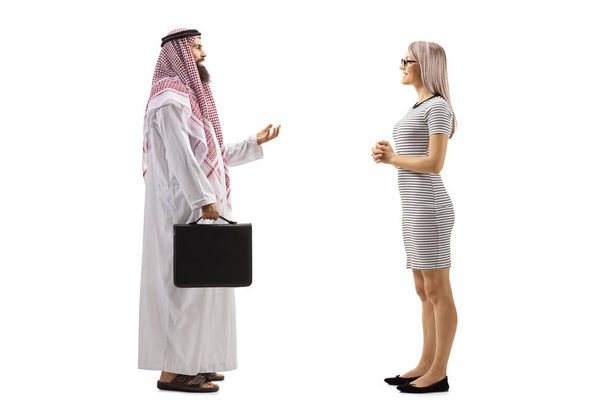 Plan complet du profil d'un homme d'affaires arabe expliquant et gestualisant avec la main et parlant à une femme blonde isolée sur fond blanc - Photo, image