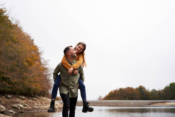A szerelmes fiatalember a barátnőjét döngeti a tónál.. - Fotó, kép