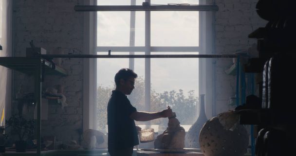 Artisanat masculin travaillant dans un studio sombre - Photo, image