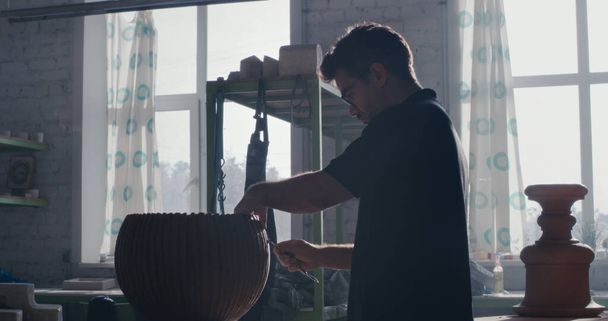 Hombre haciendo tazón de arcilla en estudio - Foto, Imagen