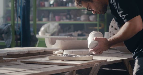 Pintura de cerámica masculina artesanal en estudio - Foto, Imagen
