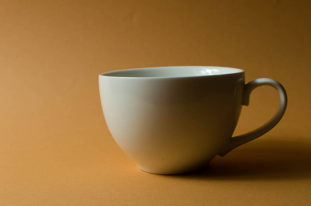 Ceramiczne Cup i czajniczek na stole - Zdjęcie, obraz