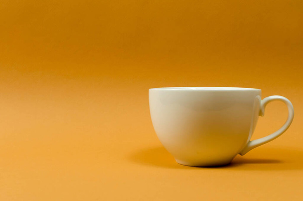 Taza de cerámica y tetera en la mesa - Foto, Imagen