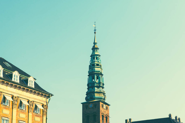 Kuuluisa Borsenin torni Kööpenhaminassa. Keskiaikainen tanskan arkkitehtuuri  - Valokuva, kuva