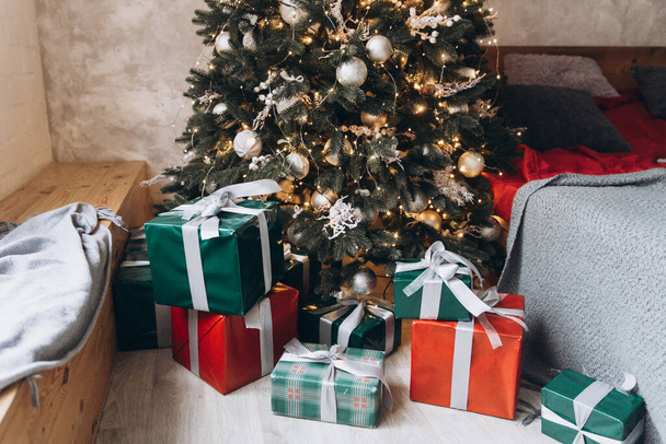 Yeni yıl dekorasyonu, süslemeleri, ağacın altındaki hediyeler, Noel. - Fotoğraf, Görsel