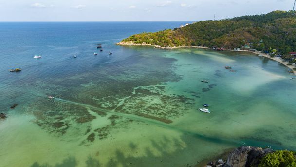 空中ビュードローンUAV上から鳥の目のビュー青い水とサンゴ礁タオ島でドローン高角度ビュー - 写真・画像