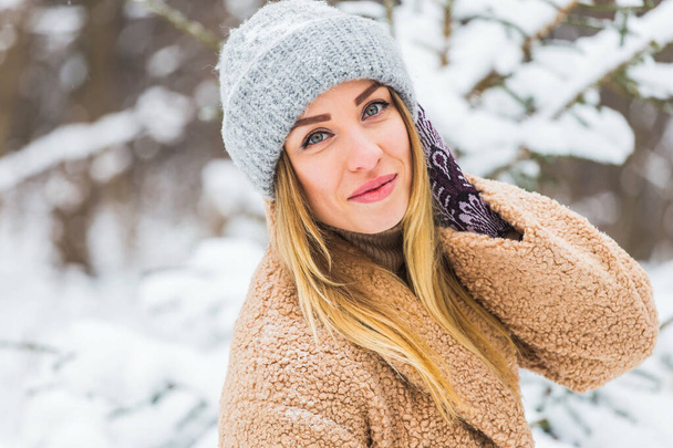 冬の雪景色の中で若い女性の美しい冬の肖像画 - 写真・画像