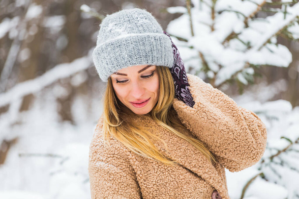 Atraktivní mladá žena v zimním čase venku. Sníh, dovolená a sezónní koncept. - Fotografie, Obrázek