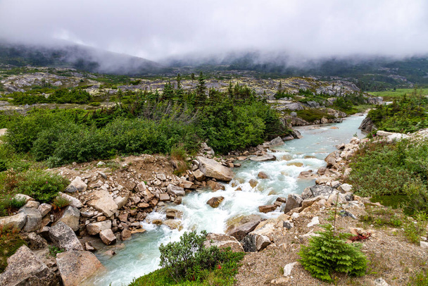 Река Тутчи близ Фрейзера - Британская Колумбия между Аляской и Юконом, Канада - Фото, изображение