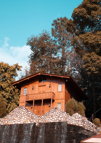 casa de madeira em uma área florestal - Foto, Imagem