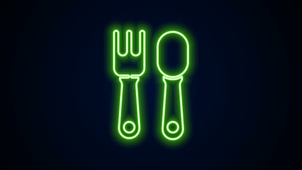 Icono de tenedor y cuchara en línea de neón brillante aislado sobre fondo negro. Utensil de cocina. Signo de cubertería. Animación gráfica de vídeo 4K - Metraje, vídeo