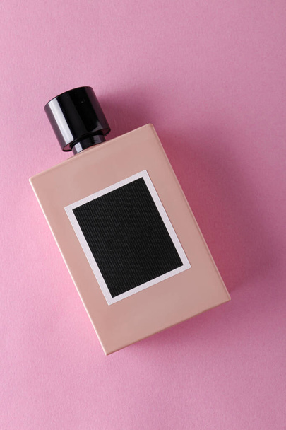 Butelki perfum na różowym tle, kobiece perfumy widok z góry - Zdjęcie, obraz