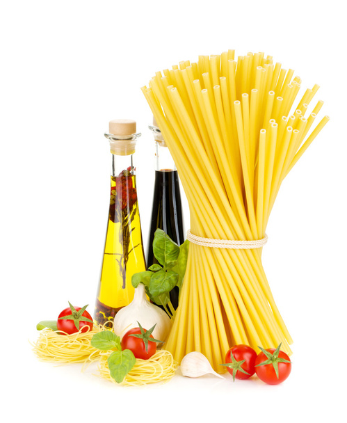 Паста, помидоры, базилик, оливковое масло, уксус, чеснок и пармезан
 - Фото, изображение