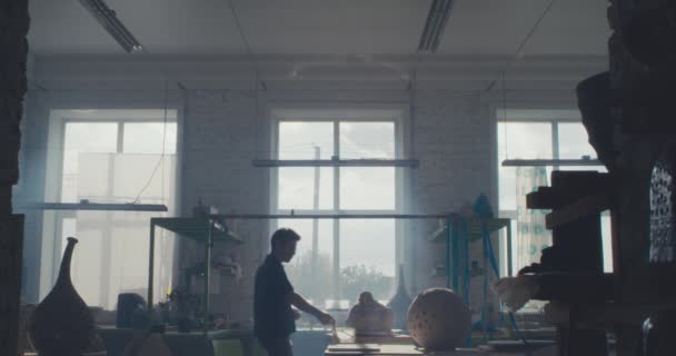 Artisanat masculin travaillant dans un studio sombre - Séquence, vidéo