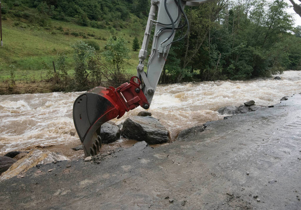 un camino inundado después de fuertes lluvias y tormentas eléctricas tuvo lugar - Foto, imagen