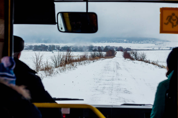 Χειμερινός δρόμος, θέα στο παράθυρο του λεωφορείου. Χειμερινή διαδρομή τουριστικού λεωφορείου - Φωτογραφία, εικόνα