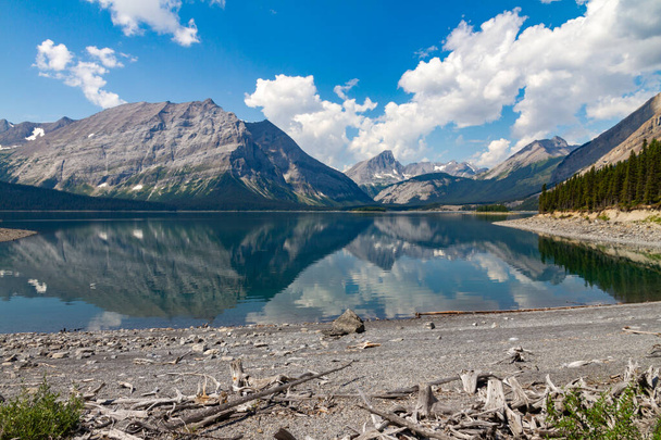 Озеро в деревне Канаскис, Банфф, Альберта, Канада - Фото, изображение