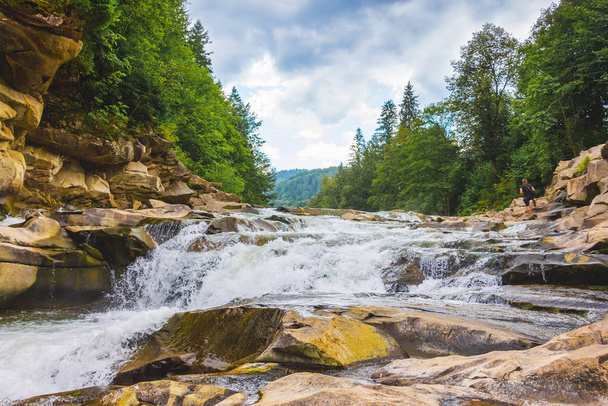 Rio da montanha com pequenas cachoeiras. Paisagem com rio de montanha e árvores, Yaremche, Ucrânia - Foto, Imagem