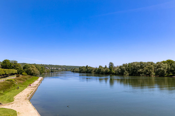 Orilla del río Sena cerca de La Roche-Guyon, Val d 'Oise, Francia - Foto, Imagen