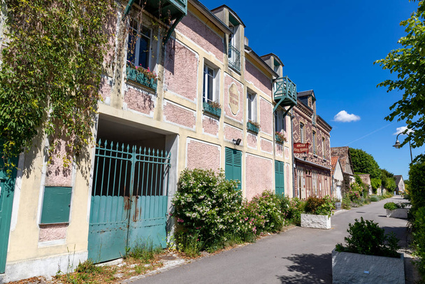 Calle tranquila en el pueblo de Giverny, Eure, Normandía, Francia - Foto, Imagen