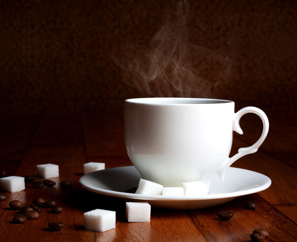 vers kopje warme koffie met suiker en natuurlijke korrels op een woode - Foto, afbeelding