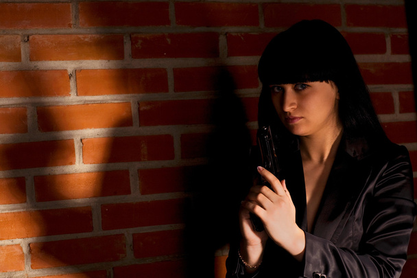 Donna con pistola a mano
 - Foto, immagini