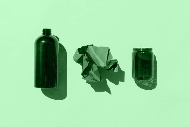 muovipullo, paperi ja lasipullo mintun pohjalla - Valokuva, kuva