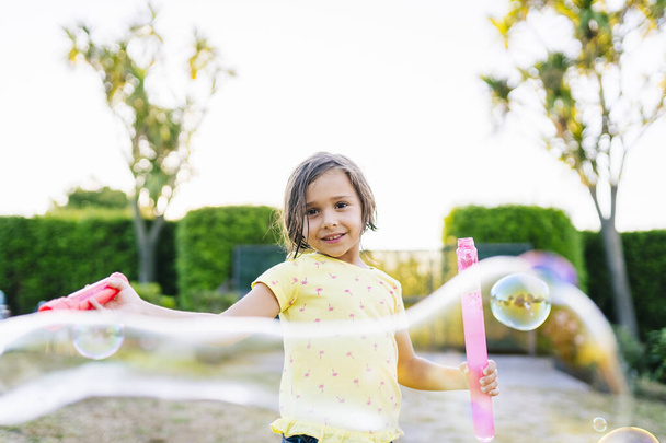 Девушка играет с пузырьками воды - Фото, изображение