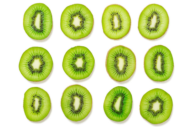 Kiwi fruit Slices geïsoleerd op witte achtergrond. bovenaanzicht. - Foto, afbeelding