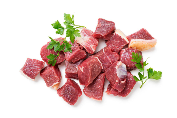Сире подрібнене яловиче м'ясо зі спеціями. ізольовані на білому фоні
 - Фото, зображення