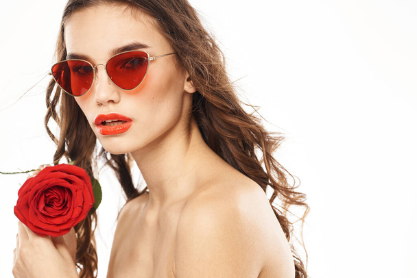Μελαχρινή με κόκκινο τριαντάφυλλο και γυαλιά ηλίου γυμνοί ώμοι - Φωτογραφία, εικόνα