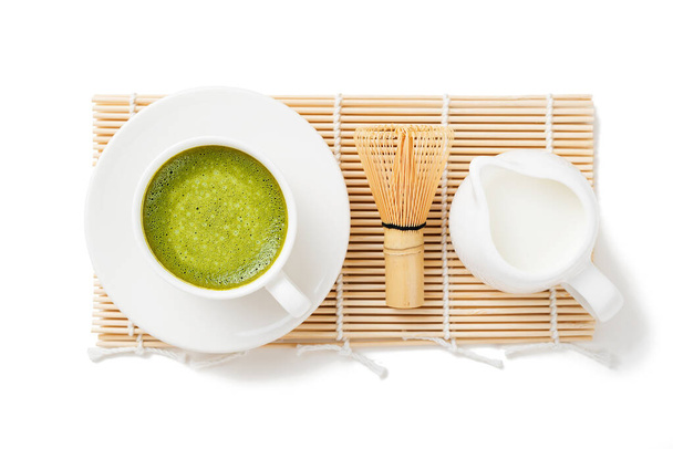 Matcha groene thee latte met kokosmelk. Bovenaanzicht. geïsoleerd op witte achtergrond - Foto, afbeelding