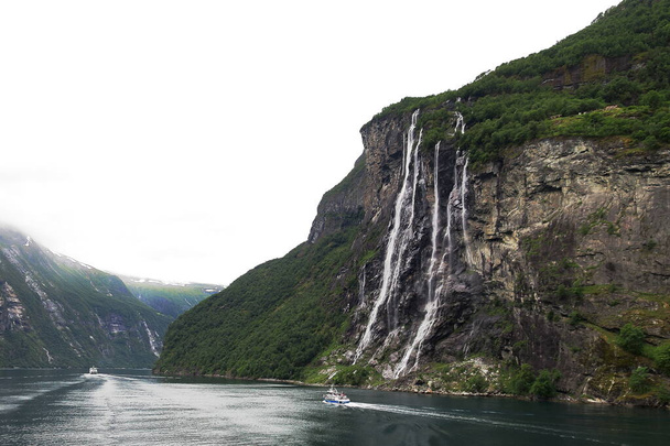 Watervallen van de Geiranger fjord - Noorwegen - Foto, afbeelding
