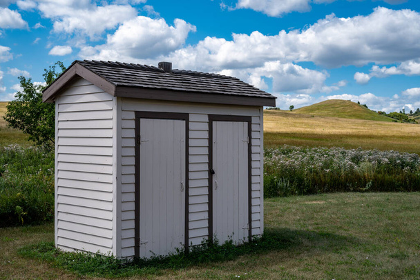 Double Outhouse a Custer House nel Fort Abraham Lincoln State Park nel Dakota del Nord - Foto, immagini